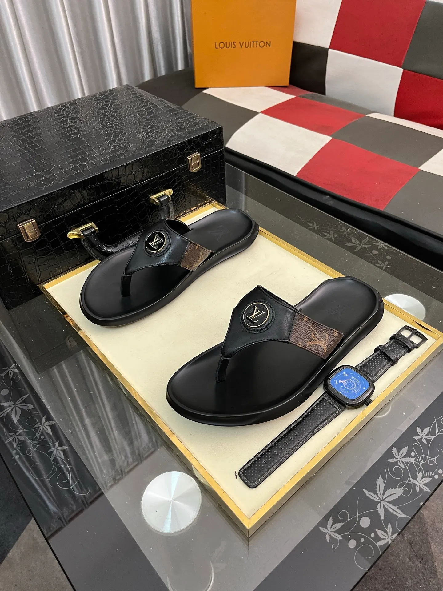 Men's shoes 💰260⌚️⌚️lv-Louis Vuitton) new men's sandals, high-end boutique, exquisite embossed logo decoration on the upper, fine workmanship, super soft soles, casual, loose and comfortable, a must-have in summer! \nsize: 38-443️⃣Colors available